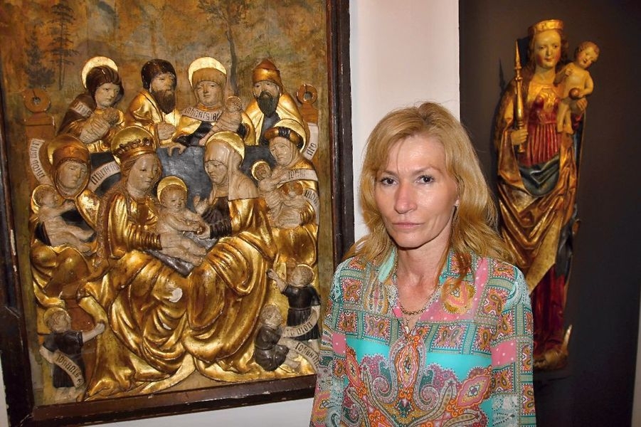 Marie Gronychová před vzácnými exponáty výstavy