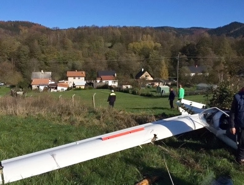 V Jeseníku - Bukovicích spadl větroň zdroj foto:HZS Ok