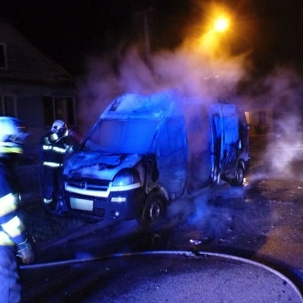 Požár vozidla v obci Leština - 3.listopadu zdroj foto:HZS Ok