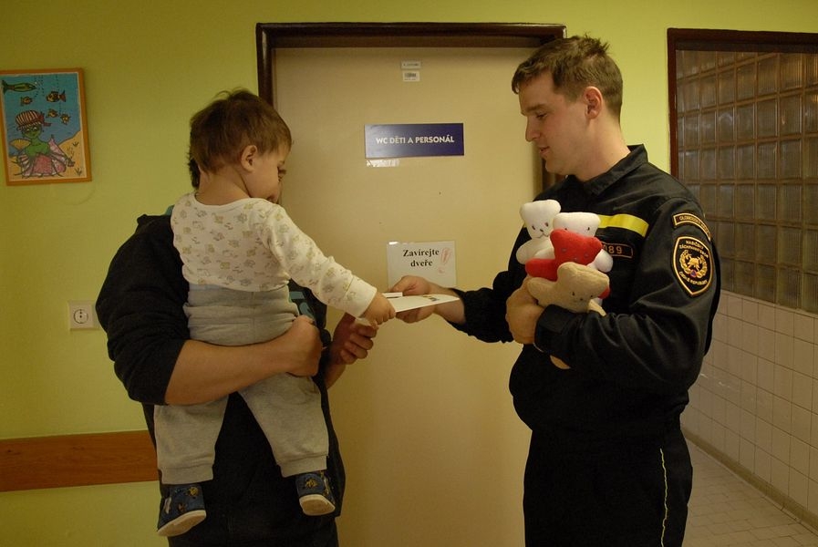 Hasiči předávají dárky nemocným dětem zdroj foto:HZS Ok