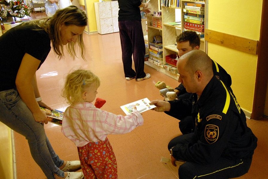 Hasiči předávají dárky nemocným dětem zdroj foto:HZS Ok