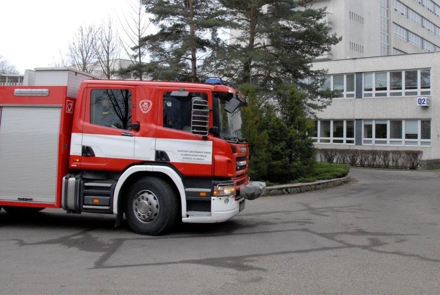 Hasiči předávají dárky nemocným dětem zdroj foto:HZS Ok