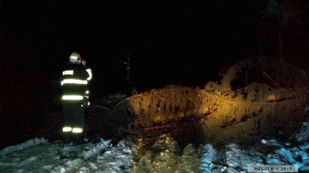 Vysoké Žibřidovice - odstraňování spadlého stromu zdroj foto:HZS Ok