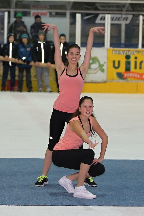 ukázky aerobiku předvedla děvčata v přestávce hokejového zápasu Šumperk vs Jihlava