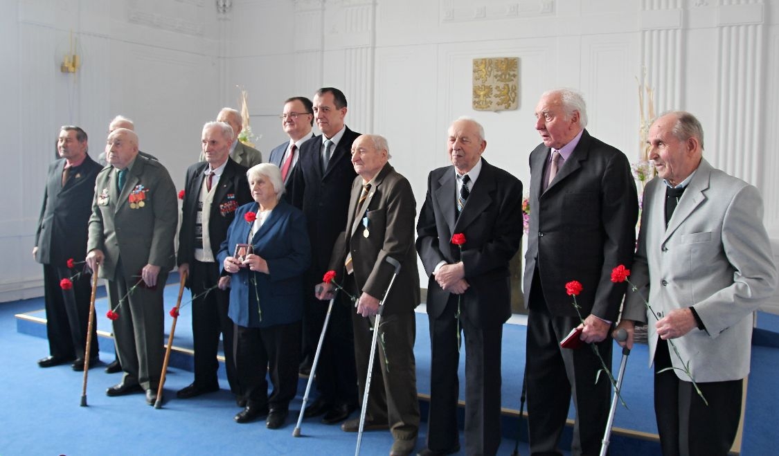 Veteráni druhé světové války převzali medaile foto: sumpersko.net