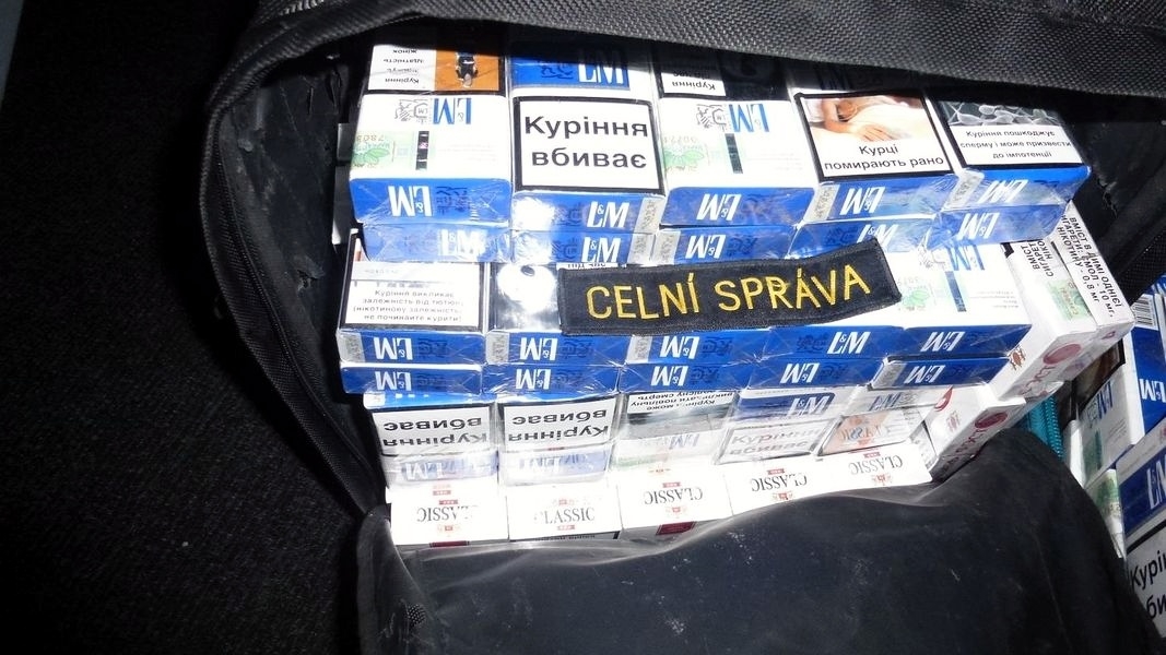 zajištěné cigarety v batohu zdroj foto: Celní úřad pro Ok.