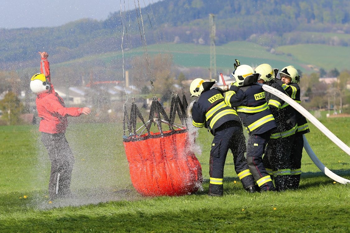 hasiči Šumperska nacvičovali spolupráci s vrtulníkem foto: sumpersko.net