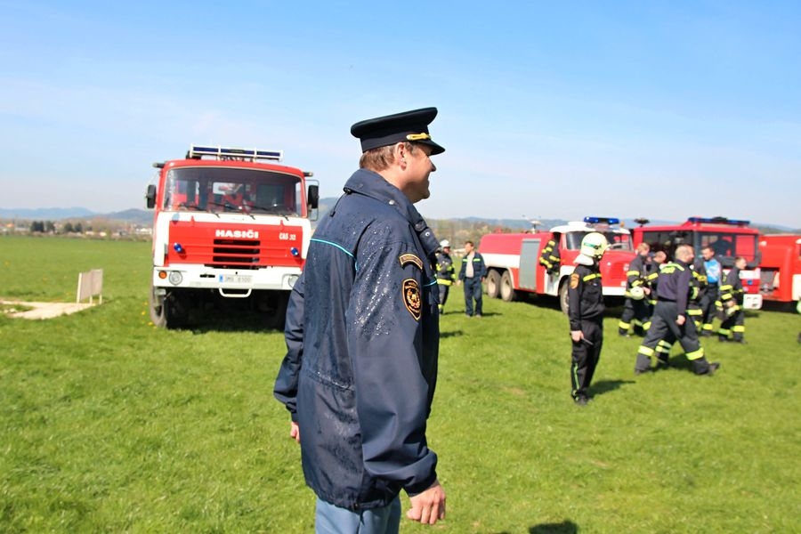 nechyběl ani kolegiální žertík, při kterém se podařilo několika kapkami zkropit ředitele Žaitlika foto: sumpersko.net