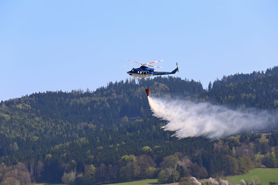 hasiči Šumperska nacvičovali spolupráci s vrtulníkem foto: sumpersko.net