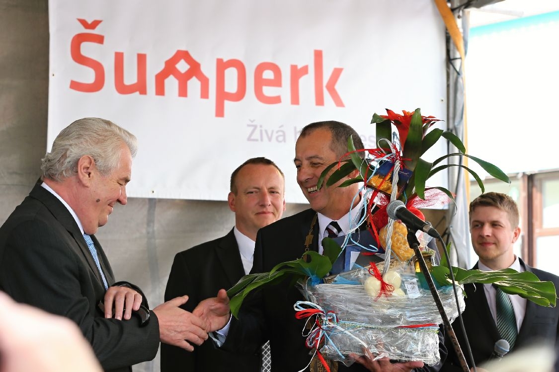 prezident v Šumperku obdržel koš plný pochutin foto: sumpersko.net