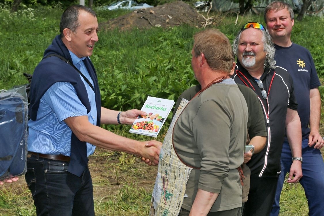 Mistrovství Osikova - starosta Zdeněk Brož předává ocenění foto: sumpersko.net