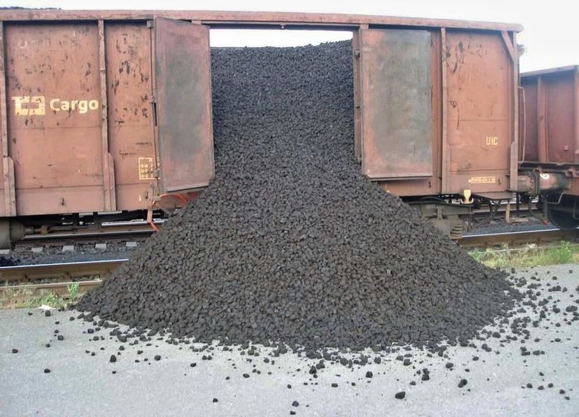 Mohelnice - vysypané uhlí do kolejiště zdroj foto: PČR