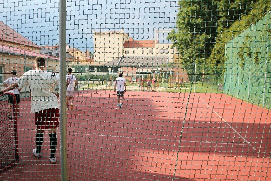 Šumperští herci zakončili letošní sezónu sportem - budova divadla na dohled foto: sumpersko.net