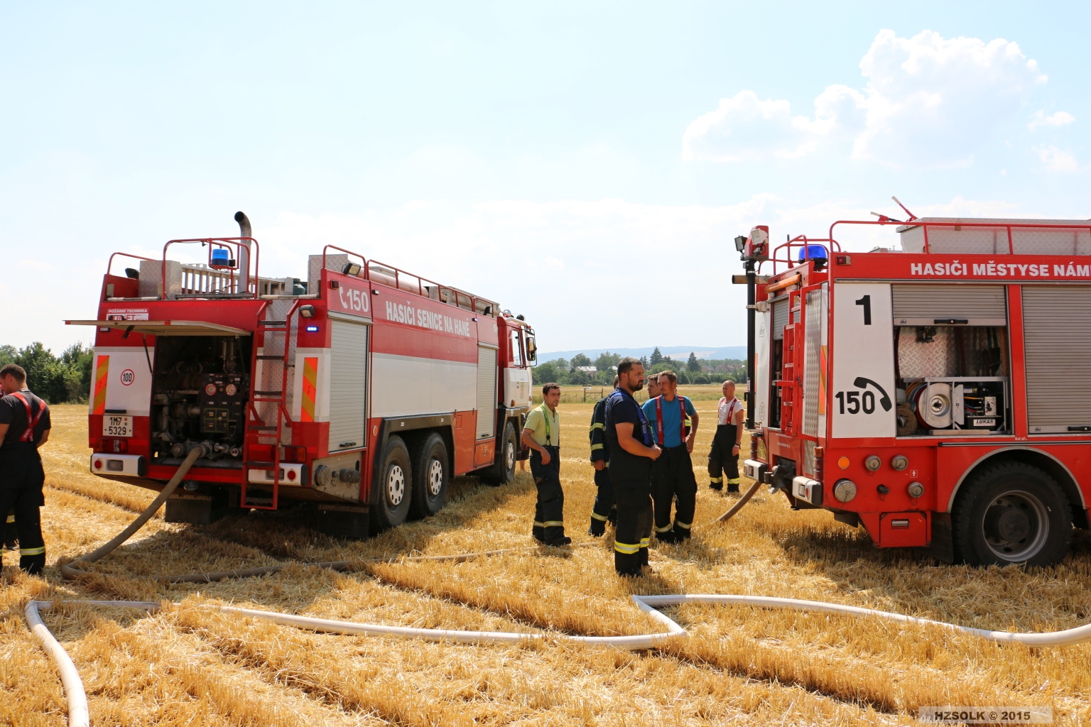 Likvidace požáru strniště Ústín zdroj foto: HZS Ok