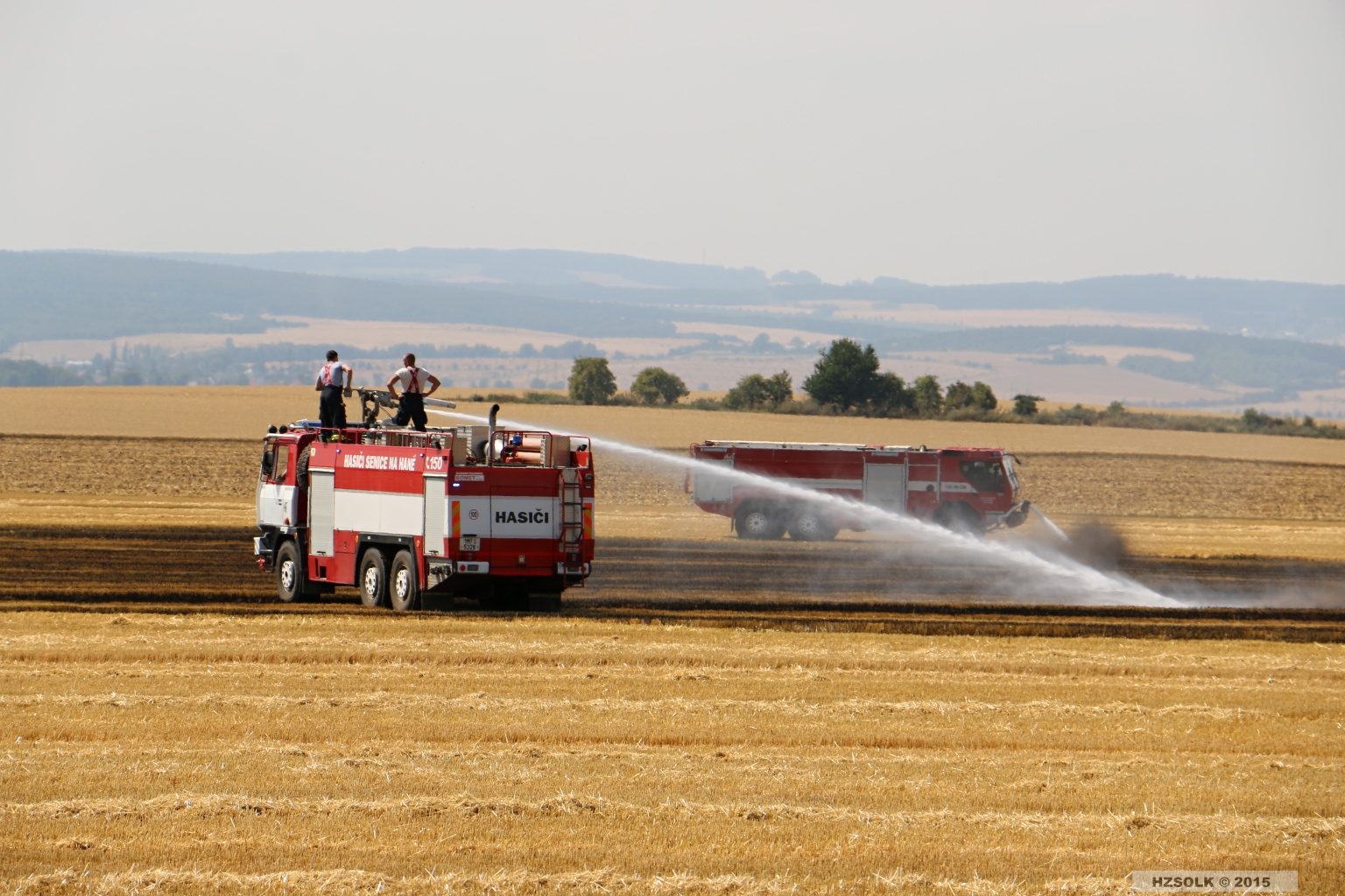 Likvidace požáru strniště Ústín zdroj foto: HZS Ok