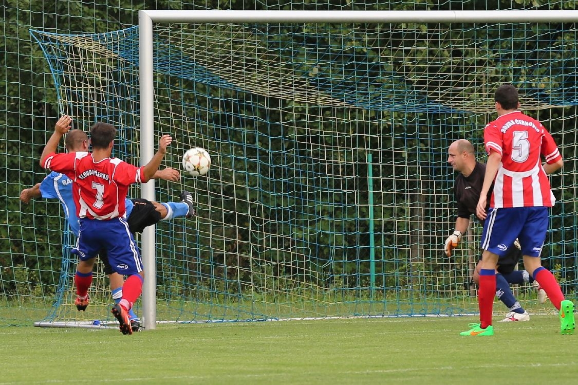 Rapotín vs Černovír - odkop z brankové čáry foto: sumpersko.net