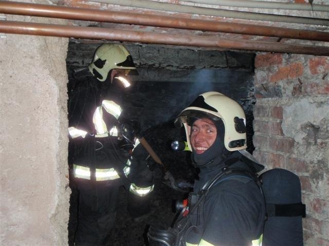 Police - hasiči vynosili 10 tun doutnajícího uhlí foto: HZS OK