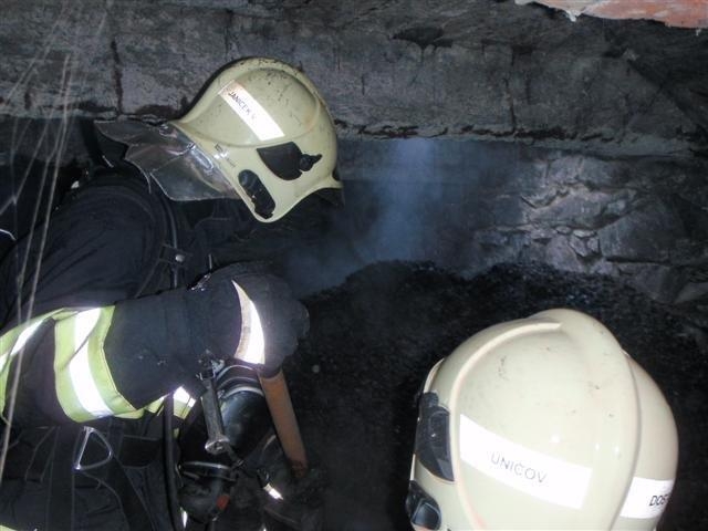 Police - hasiči vynosili 10 tun doutnajícího uhlí foto: HZS OK