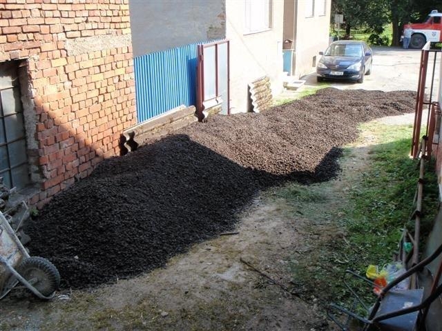 Police - hasiči vynosili 10 tun doutnajícího uhlí foto: HZS OK