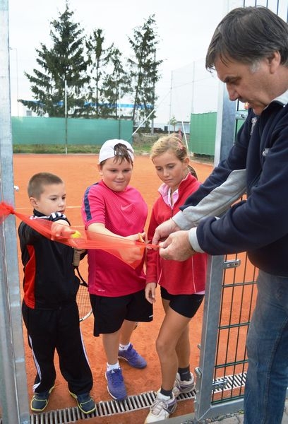 dětem asistuje u stříhání pásky starosta TJ Sokol Olomouc – Nový svět Lubomír Čechovský zdroj foto: V. Sobol