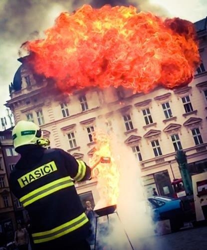 nehaste olej na pánvi vodou zdroj foto: HZS Ok.