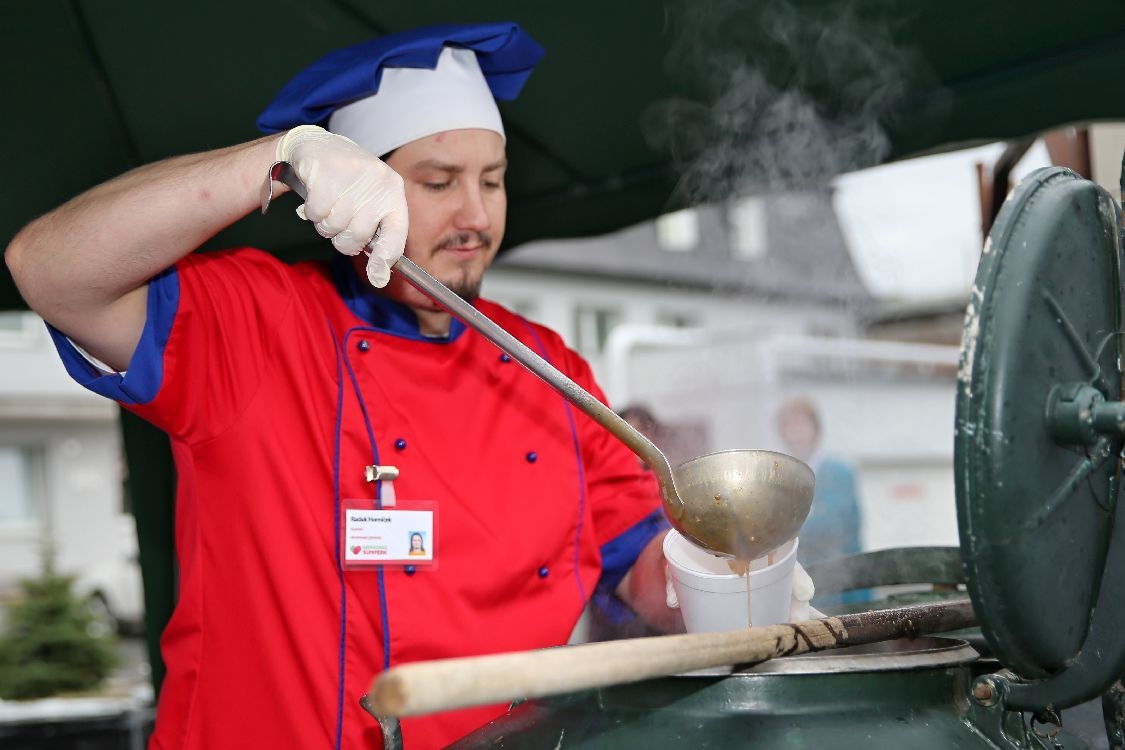 Den otevřených Dveří Nemocnice Šumperk - polévka z polní kuchyně chutnala foto: sumpersko.net