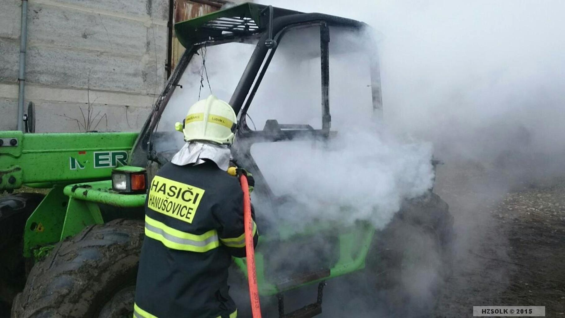 Vysoké Žibřidovice - požár traktorového nakladače zdroj foto: HZS Ok