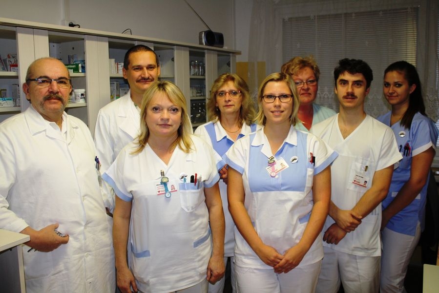 Zatímco lékaři akci podporují svým mocným knírem, který je symbolem celosvětové kampaně, sestry nosí po celý měsíc na šatech odznaky s logem Movemberu. Foto: Tereza Bulková, Nemocnice Šumperk
