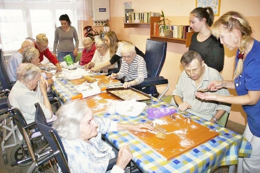 studenti Střední zdravotnické školy, kteří navštívili pacienty sociálního úseku, aby společně upekli vánoční perníčky zdroj foto: NS