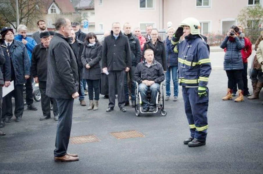 Šumperk - hlášení starostovi - slavnostní přestřižení pásky nové hasičárny zdroj foto: mus