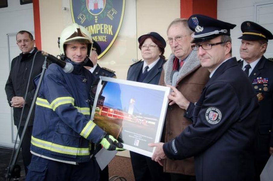 velitel jednotky Pavel Koutný přijímá dar od partnerského města Bad Hersfeld zdroj foto: mus