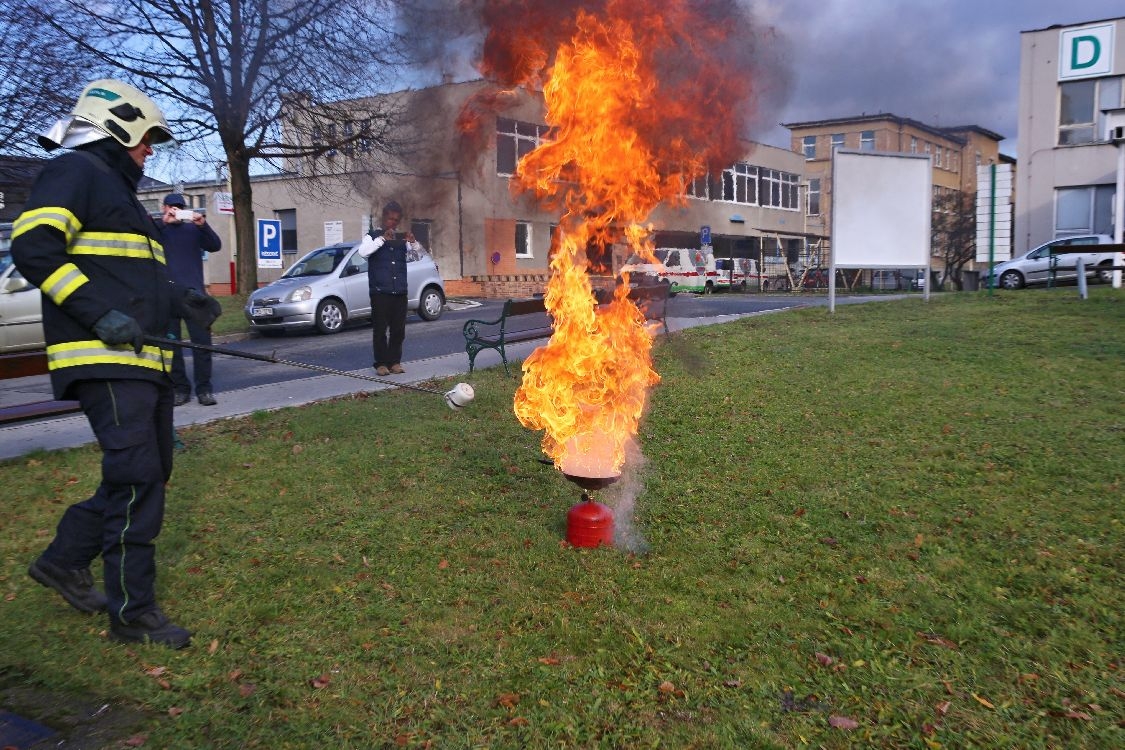 praktická ukázka, co se stane s pánví, když se olej hasí vodou zdroj foto: sumpersko.net