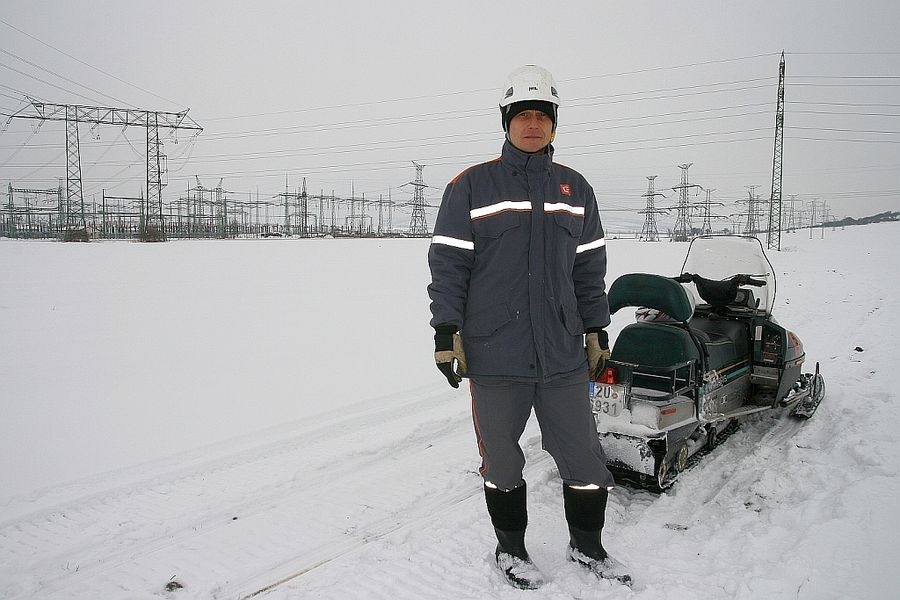 k poruchám vyjíždí energetici i na skutru zdroj foto: V. Sobol