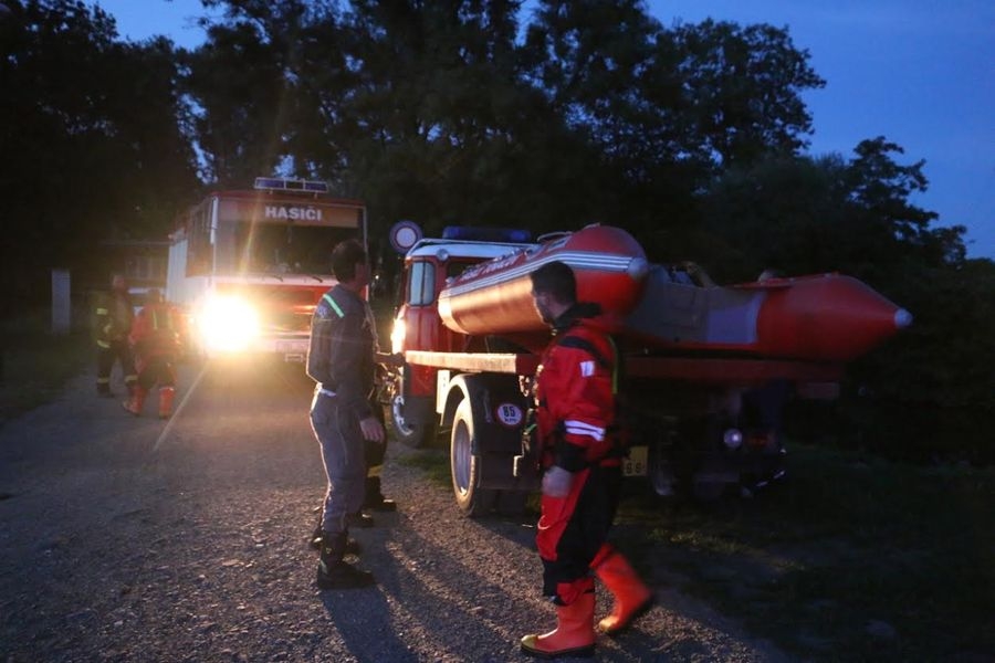 Pomoc hasičů pří záchraně parašutisty z vody - Tovačov zdroj foto: HZS Olk