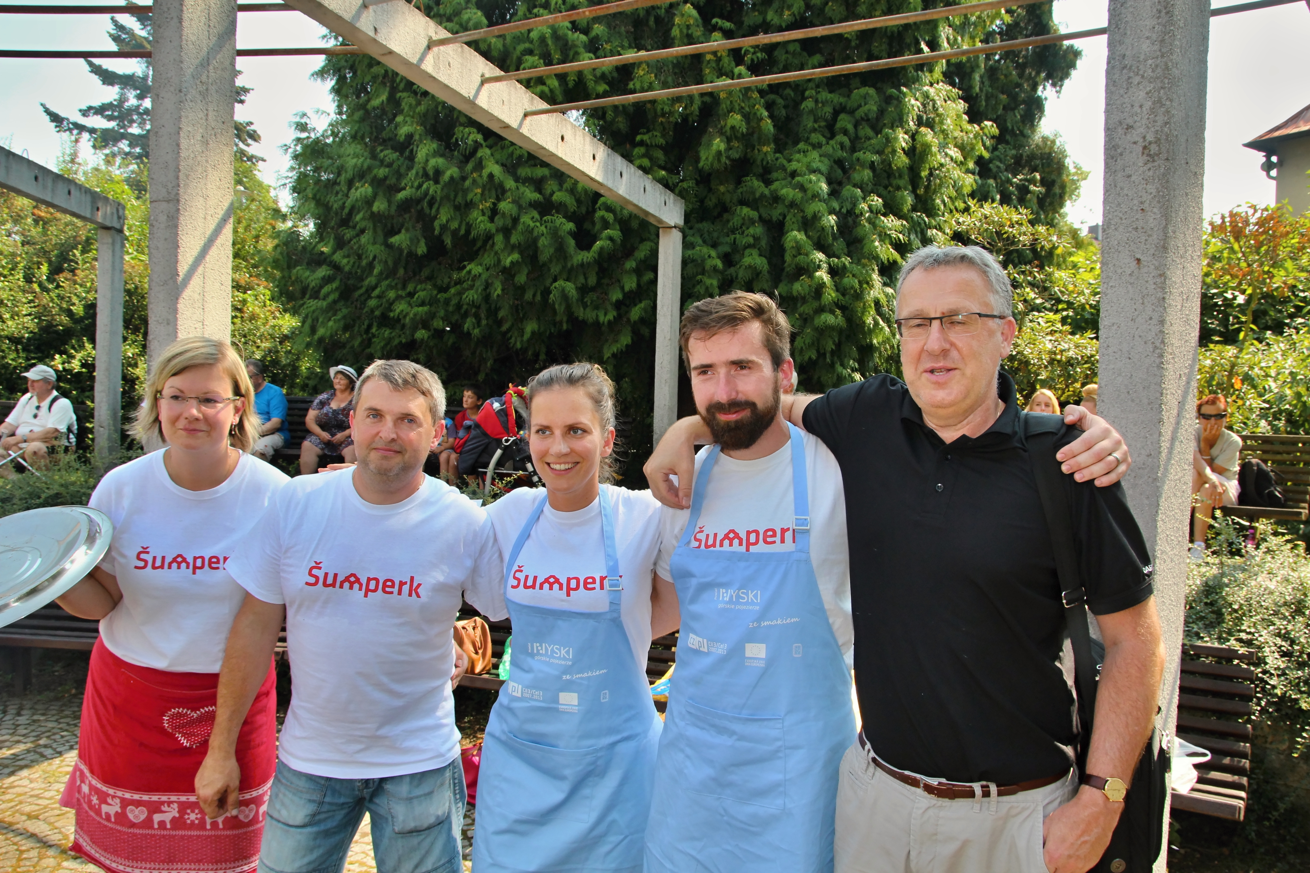 pracovníci odboru ŠKV se zapojili do soutěže o nejlepší kotlíkový guláš v rácmi MFF foto: sumpersko.net