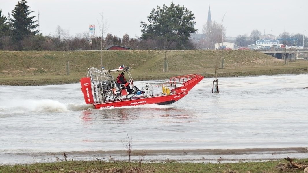 Olomouc - testovací akce záchranného plavidla ASAR airboat zdroj foto: HZS Olk.