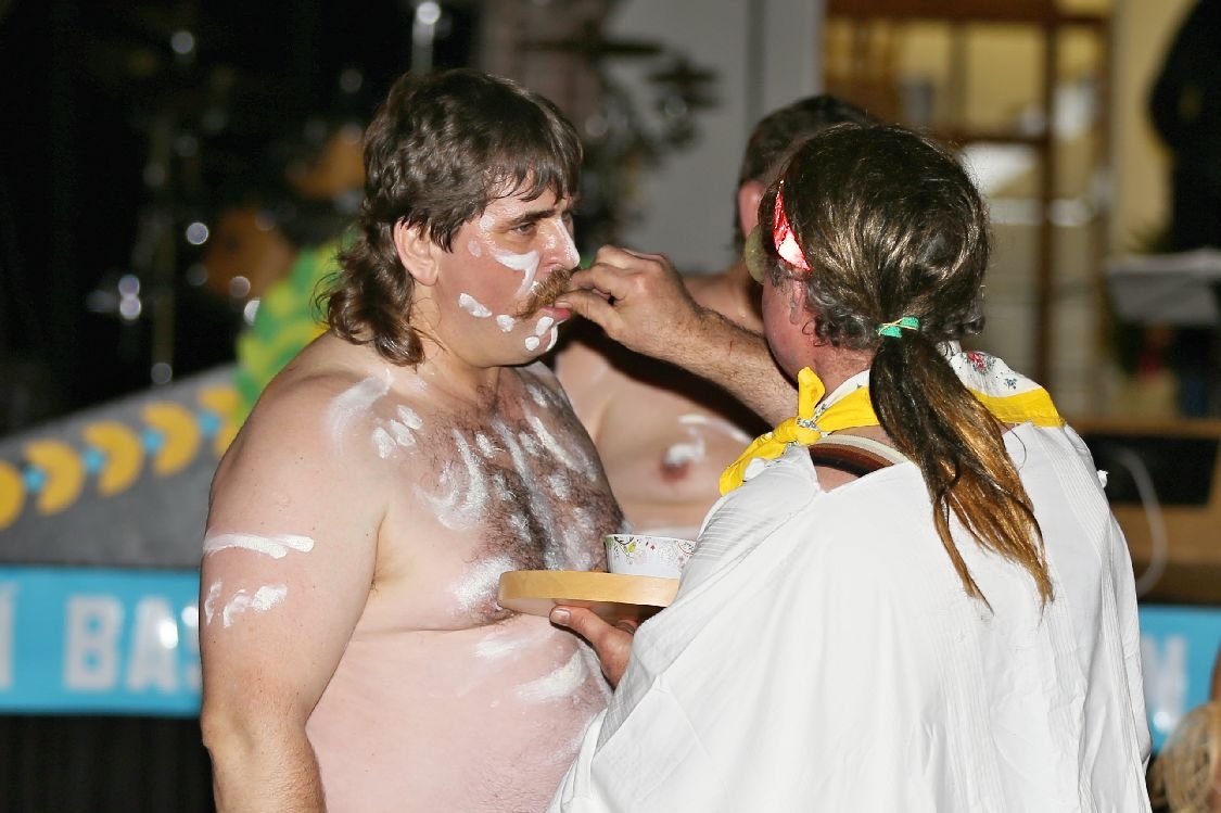 Pochovávání basy - Božské pupky - piškotová odměna po vystoupení foto: sumpersko.net