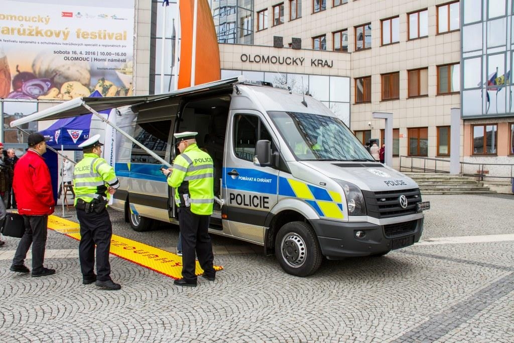 Hejtmanství pořídilo speciální auto ke kontrole nákladních vozidel a autobusů zdroj foto: OLK.
