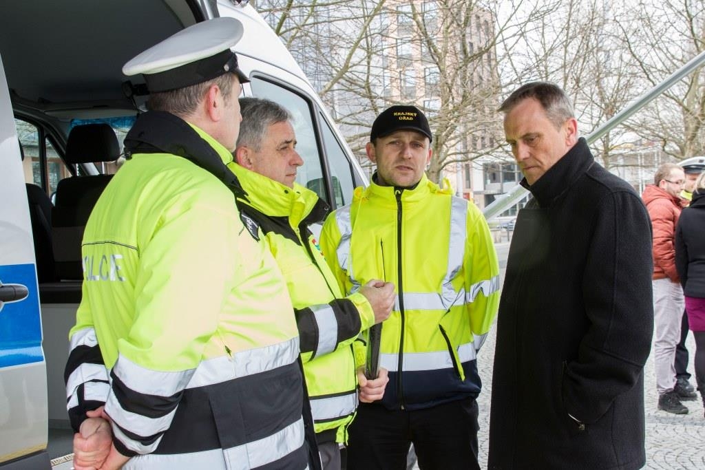 Hejtmanství pořídilo speciální auto ke kontrole nákladních vozidel a autobusů zdroj foto: OLK.