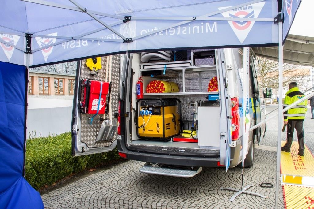 Hejtmanství pořídilo speciální auto ke kontrole nákladních vozidel a autobusů zdroj foto: OLK.