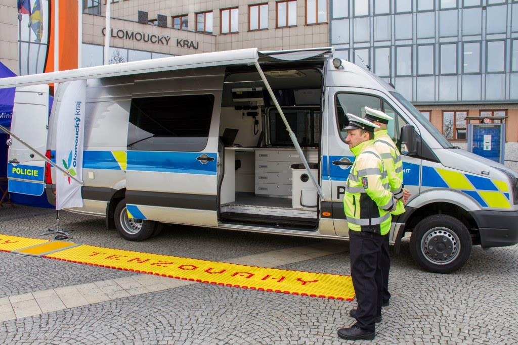 Hejtmanství pořídilo speciální auto ke kontrole nákladních vozidel a autobusů zdroj foto: OLK.