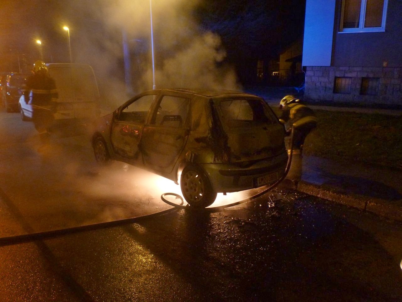 Šumperk - požár kompletně zničil zaparkované vozidlo zdroj foto: HZS Olk.