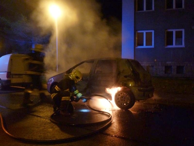 Šumperk - požár kompletně zničil zaparkované vozidlo zdroj foto: HZS Olk.