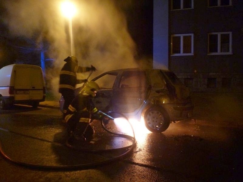 Šumperk - požár kompletně zničil zaparkované vozidlo zdroj foto: HZS Olk.