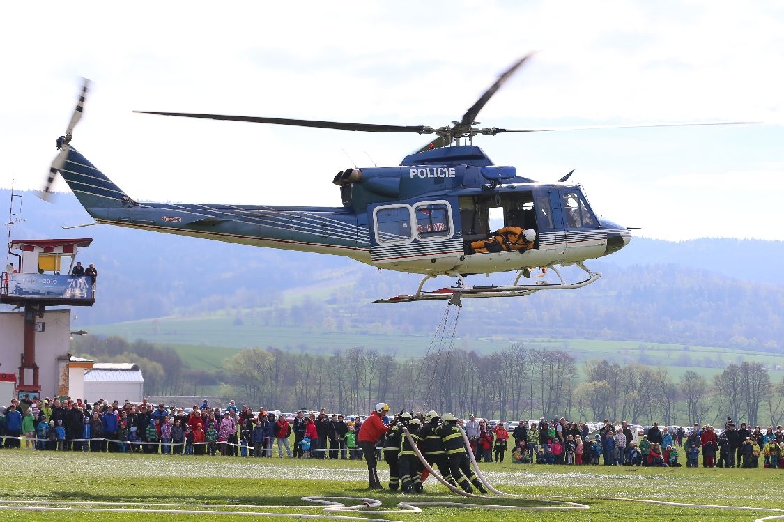 Šumperk - letiště - policejní vrtulník z Brna zdroj foto: sumpersko.net