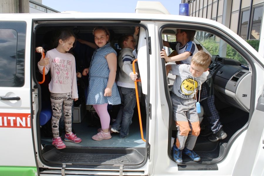 Žáci si prohlédli nejen dětské oddělení, ale i sanitní vůz, který pro ně byl jako poděkování připraven. foto: NŠ - T.Bulková