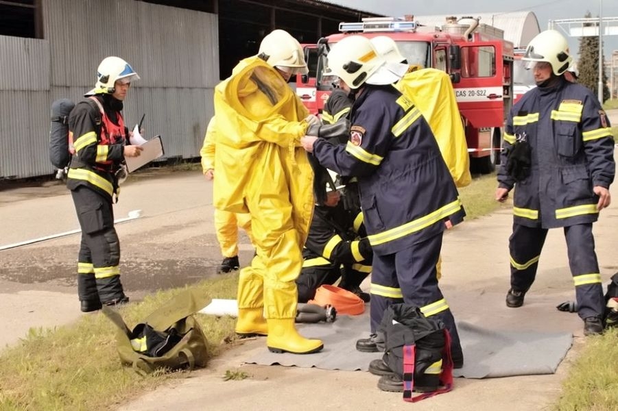 likvidace požáru v postřelmovské galvanovně - cvičení složek IZS zdroj foto: HZS Olk.