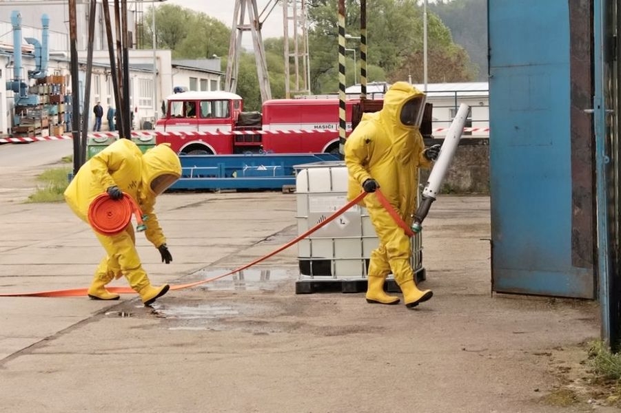 likvidace požáru v postřelmovské galvanovně - cvičení složek IZS zdroj foto: HZS Olk.