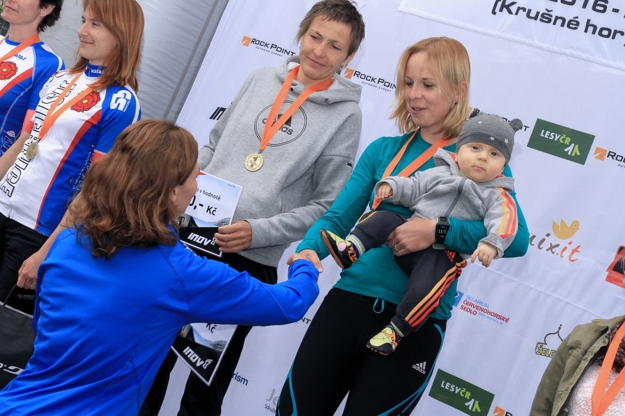 Patrícia Puklová se svým malým trenérem na pódiu foto: PatRESS.cz