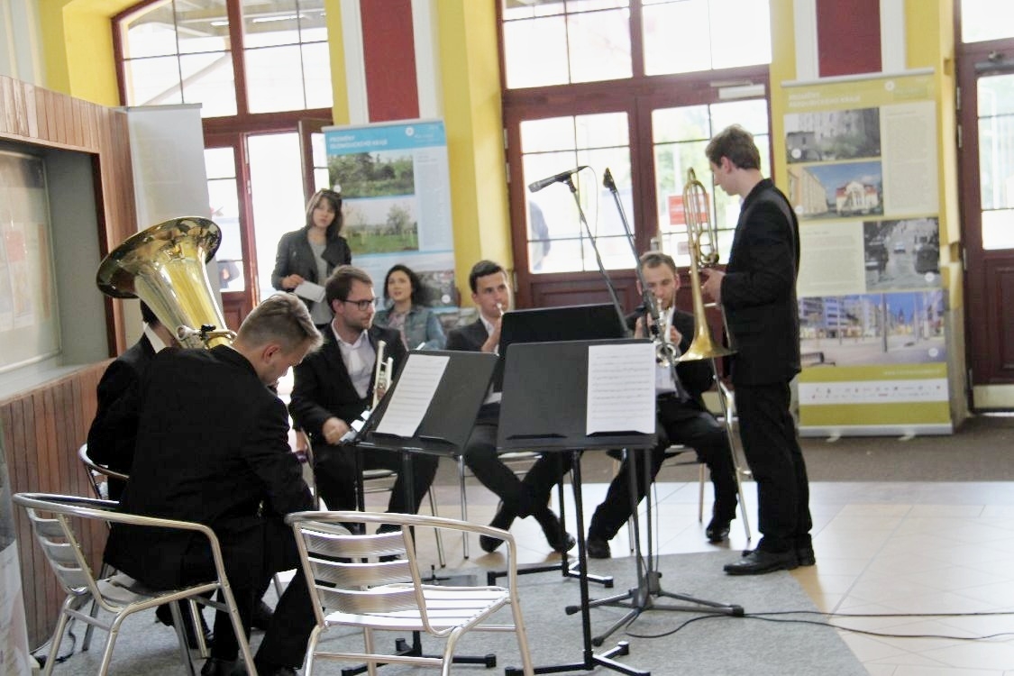 Šumperk - když cestující čekající na vlak překvapí koncert foto: M. Šuláková